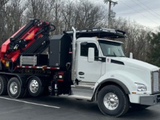 How Grapple Saw Trucks Streamline Tree Removal Operations